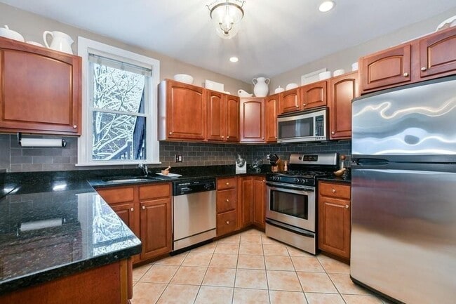 544 E 8th St, Unit 3 in Boston, MA - Foto de edificio - Building Photo