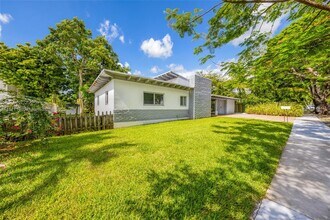 910 NE 81st St in Miami, FL - Building Photo - Building Photo