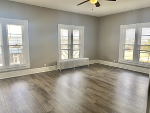 207 Washington St, Unit 2 in Woodstock, IL - Foto de edificio - Building Photo