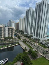 100 Bayview Dr, Unit PH06 in Sunny Isles Beach, FL - Foto de edificio - Building Photo