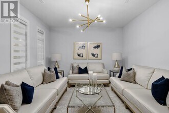 260 Eagle St in Newmarket, ON - Building Photo - Building Photo