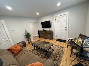 22 Swan St, Unit 1 in Beverly, MA - Foto de edificio - Building Photo