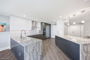 6075 Pelican Bay Blvd in Naples, FL - Building Photo