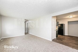 5730 Laurel Hall Dr in Indianapolis, IN - Foto de edificio - Building Photo