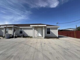 423 Fresno St, Unit 105 in Eagle Pass, TX - Building Photo