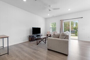 2 Saltford Ln in Greensboro, NC - Building Photo