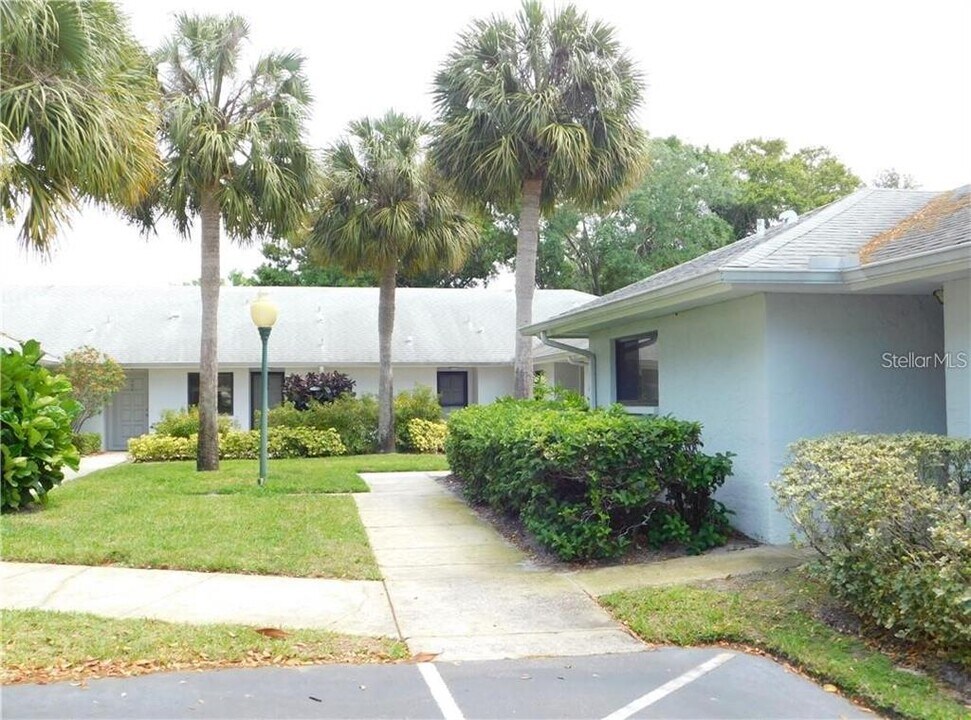 2733 Countryside Blvd in Clearwater, FL - Building Photo