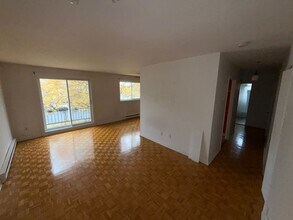 98 Rue Chénier in Châteauguay, QC - Building Photo - Building Photo