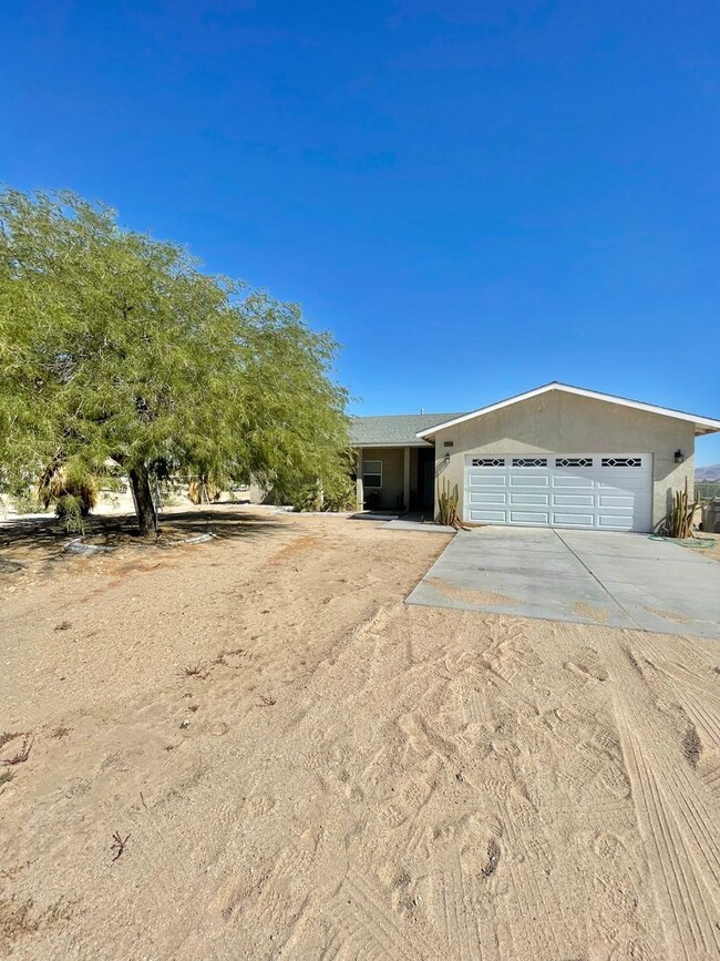 6437 El Camino Rd in Twentynine Palms, CA - Foto de edificio - Building Photo