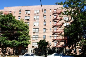Stoneridge Apartments in Flushing, NY - Foto de edificio - Building Photo