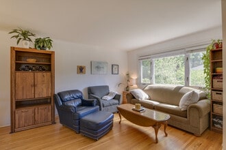 2114 Grand Ave S, Unit Large dulex with a pond. in Minneapolis, MN - Building Photo - Building Photo