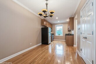 1613 Monroe St in Evanston, IL - Building Photo - Building Photo