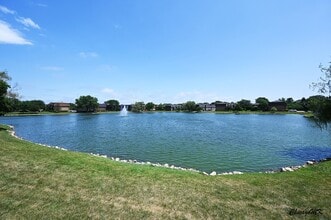 9480 Bay Colony Dr in Des Plaines, IL - Building Photo - Building Photo