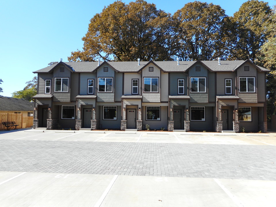 Hall Pointe Townhomes in Tigard, OR - Building Photo