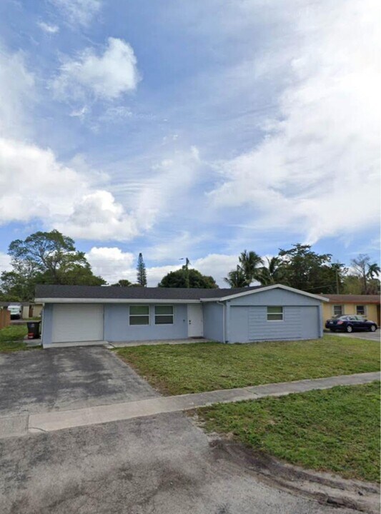 1228 Victoria Dr in West Palm Beach, FL - Building Photo
