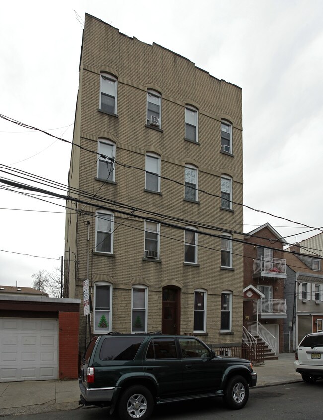 7 St Pauls Ave in Jersey City, NJ - Building Photo - Building Photo