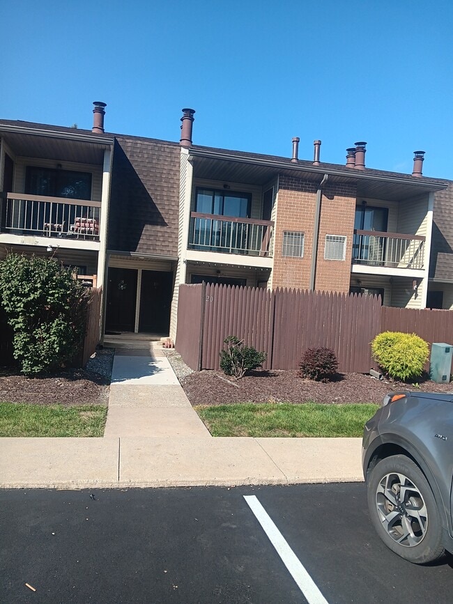 20 Lancaster Est, Unit 20 Lancaster Estates