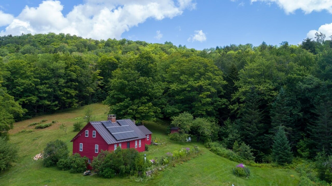 91 Old County Rd in Weston, VT - Building Photo