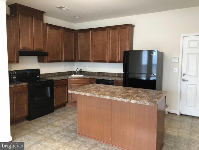 14784 Mason Creek Cir in Woodbridge, VA - Foto de edificio - Building Photo