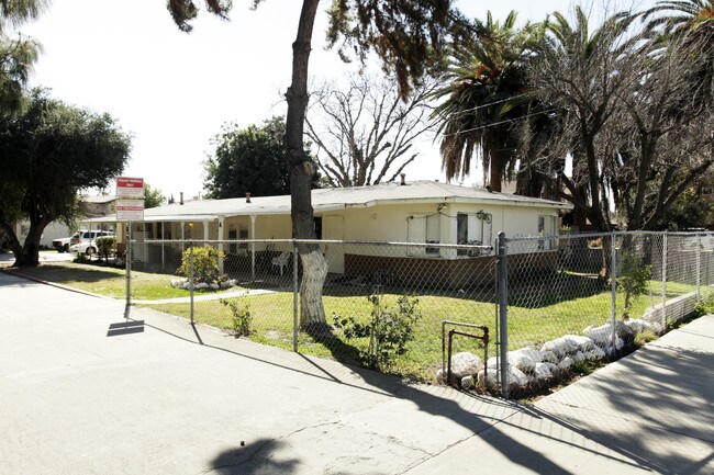 692 E Phillips Blvd in Pomona, CA - Building Photo - Building Photo