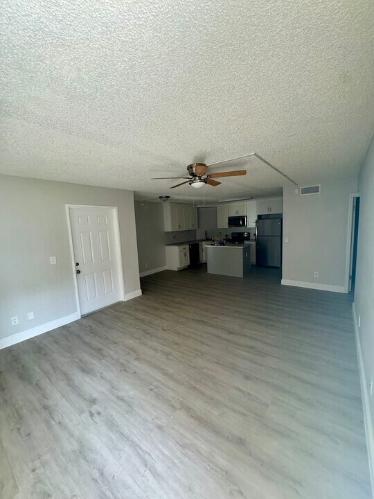 8207 Sun Spring Cir in Orlando, FL - Building Photo