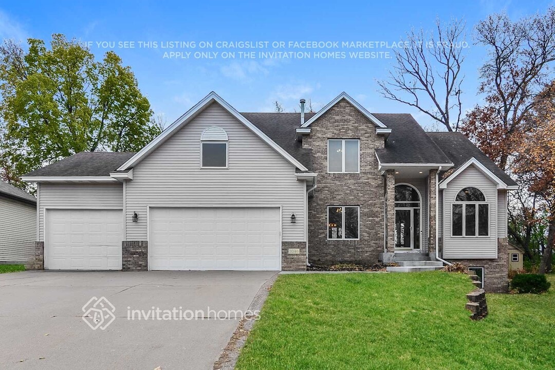 2046 149th Ave NW in Andover, MN - Foto de edificio