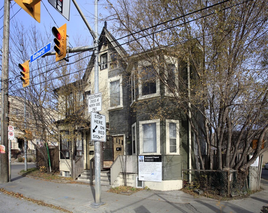 219-221 Bathurst St in Toronto, ON - Building Photo