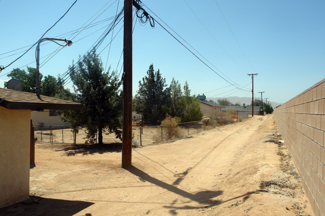 13428 Mohawk Rd in Apple Valley, CA - Foto de edificio - Building Photo