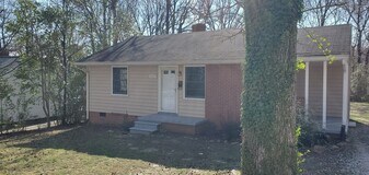 2707 Evergreen Dr in Greensboro, NC - Building Photo