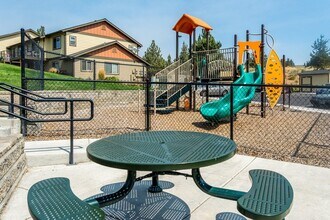 410 NE Oak St in Madras, OR - Building Photo - Building Photo