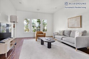 135 S Reeves Dr in Beverly Hills, CA - Building Photo