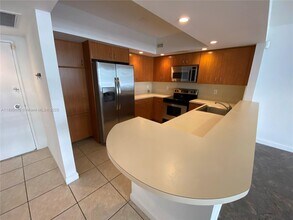 5600 Collins Ave in Miami, FL - Building Photo - Building Photo