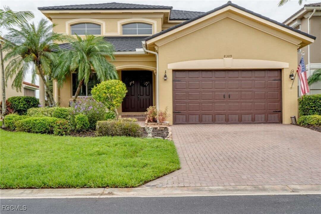 8309 Sumner Ave in Ft. Myers, FL - Foto de edificio