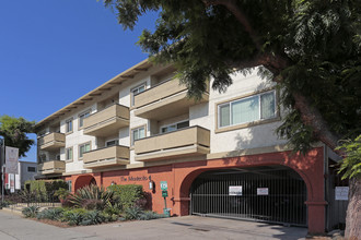 The Montecito in Van Nuys, CA - Foto de edificio - Building Photo