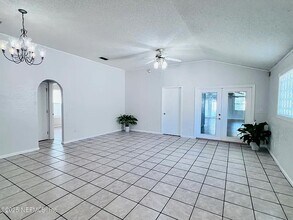 11183 Mikris Dr N in Jacksonville, FL - Foto de edificio - Building Photo