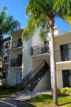 Oaks at Pompano in Pompano Beach, FL - Building Photo - Building Photo