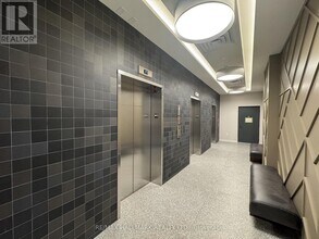 2495 Eglinton Ave W in Mississauga, ON - Building Photo - Building Photo