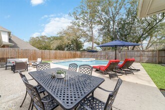 10607 Chimney Rock Rd in Houston, TX - Building Photo - Building Photo