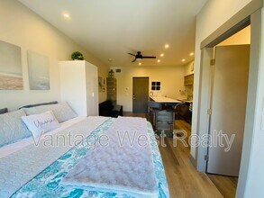 2555-2555 Lakeshore Rd in Kelowna, BC - Building Photo - Building Photo
