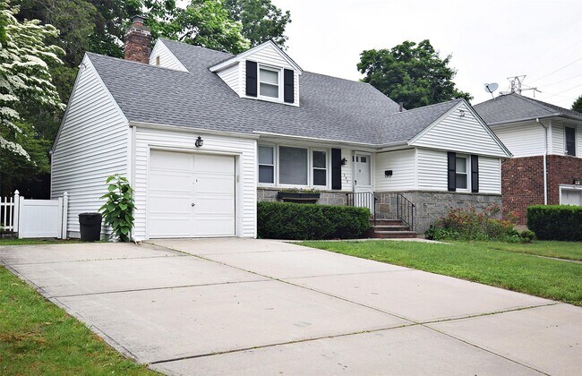 242 Clinton Rd in Garden City, NY - Building Photo - Building Photo