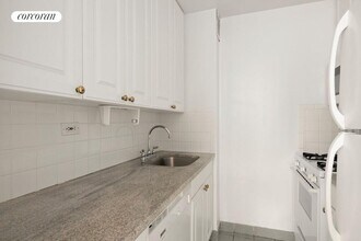 310 E 46th St in New York, NY - Building Photo - Building Photo