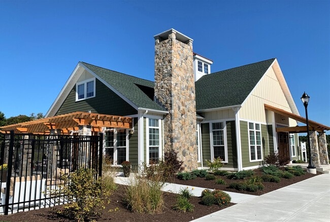 Orchard Overlook in Swanzey, NH - Foto de edificio - Building Photo