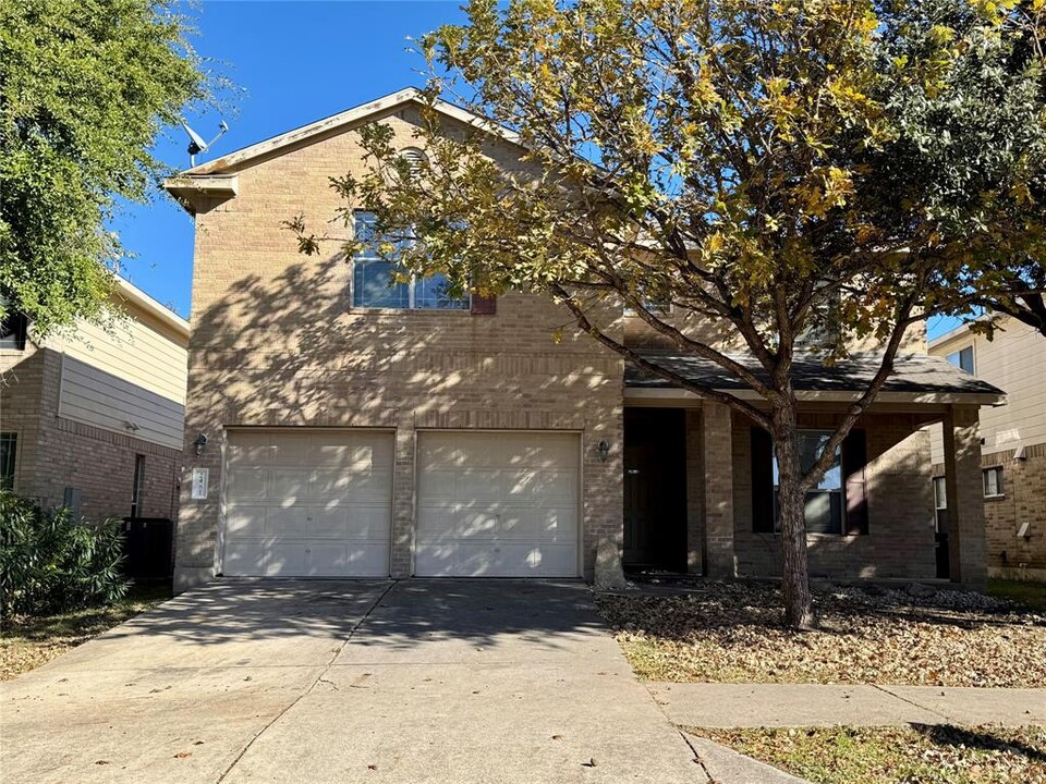 2481 Green Meadows Ln in Buda, TX - Building Photo