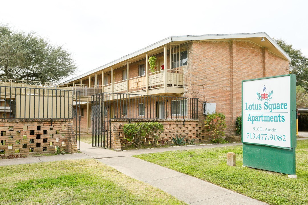 Lotus Square Apartments in Pasadena, TX - Building Photo