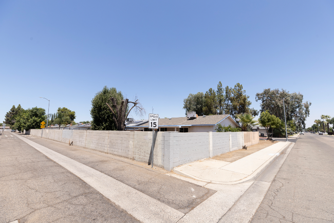 604 W Antonio Dr in Clovis, CA - Building Photo - Building Photo