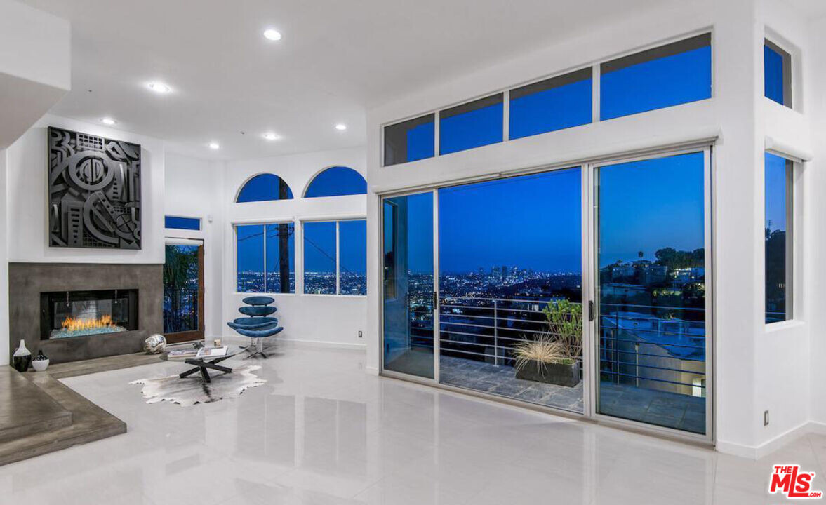 8435 Franklin Ave in Los Angeles, CA - Building Photo