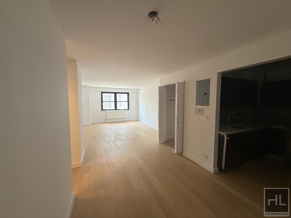East 39th Street in New York, NY - Building Photo