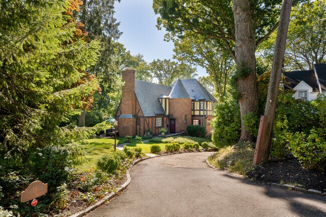 11 Chelsea Dr in Port Washington, NY - Building Photo - Building Photo