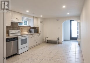 596 Woodbridge Ave in Vaughan, ON - Building Photo - Building Photo