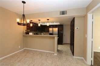 2748 Lodestone Dr in Las Vegas, NV - Foto de edificio - Building Photo